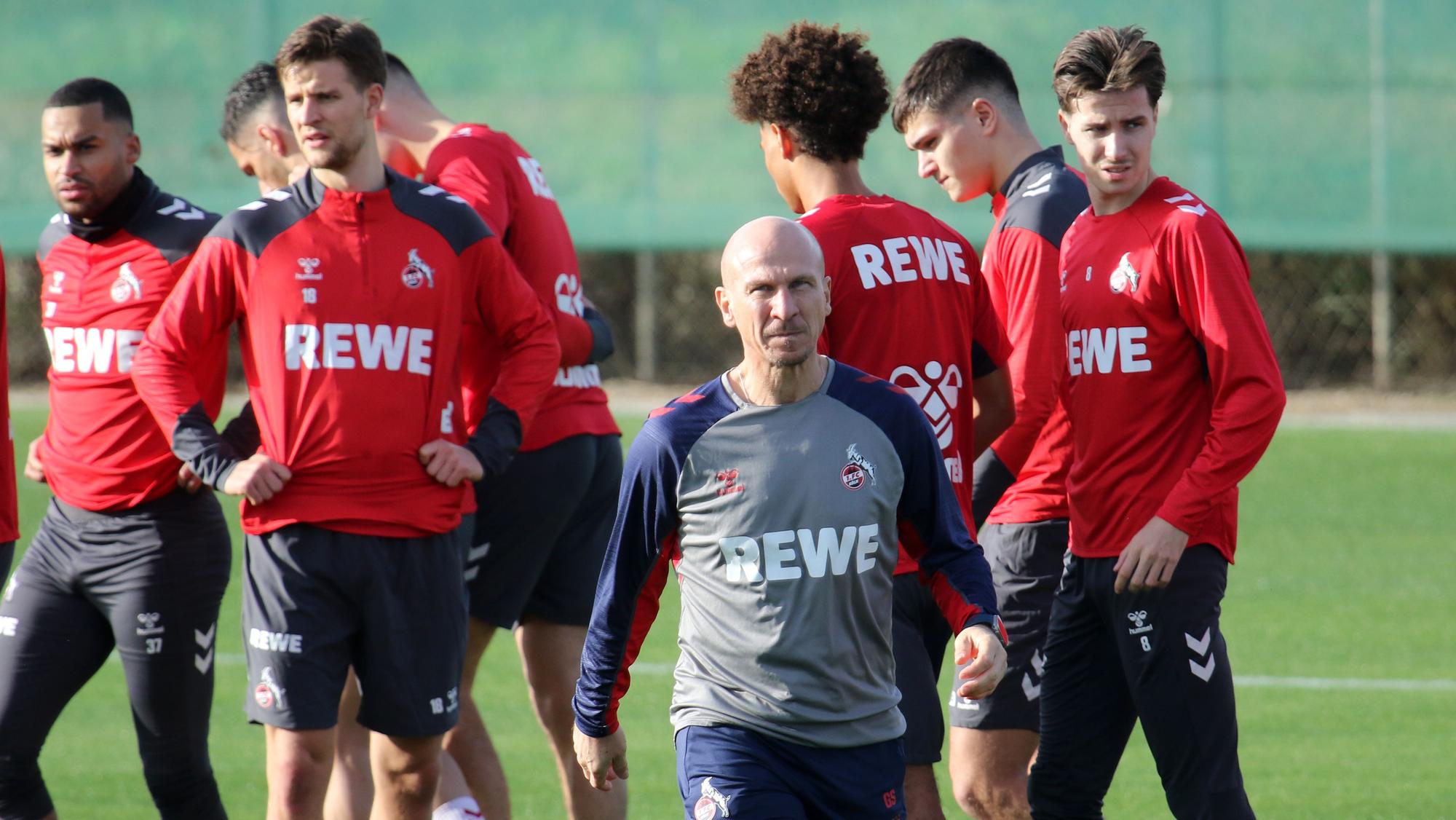 Es geht los: FC-Trainer Gerhard Struber und sein Team bei der Arbeit im Estepona Football Center.
