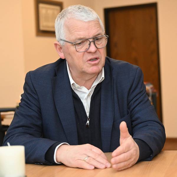 Der Kürtener Bürgermeister Willi Heider sitzt an einem Schreibtisch.
