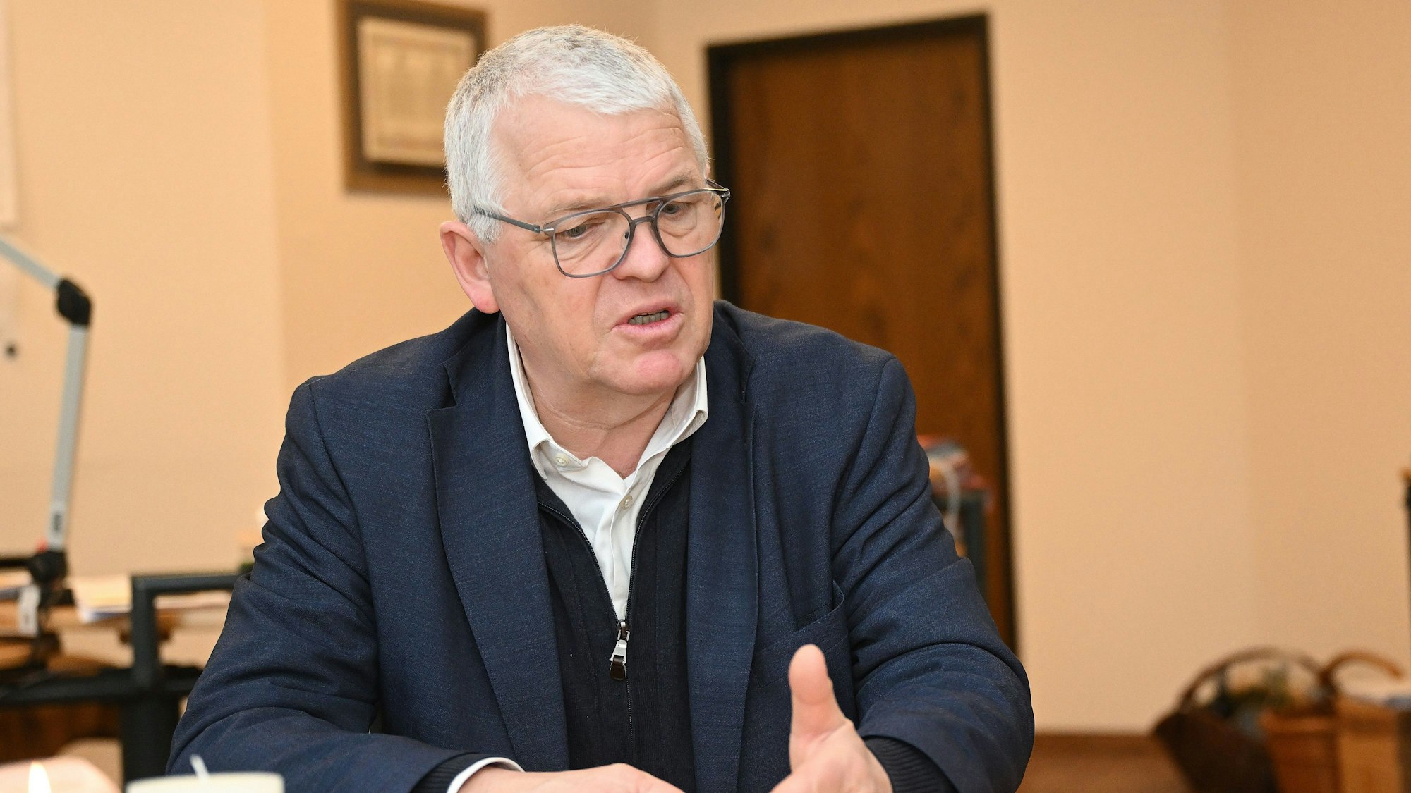 Das Foto zeigt Bürgermeister Willi Heider