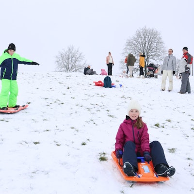 Die Zwillinge Leonie und Joel Olinger (11) rodeln in Eckenhagen.