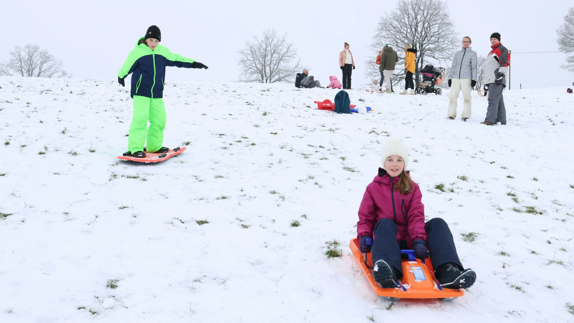 Die Zwillinge Leonie und Joel Olinger (11) rodeln in Eckenhagen.