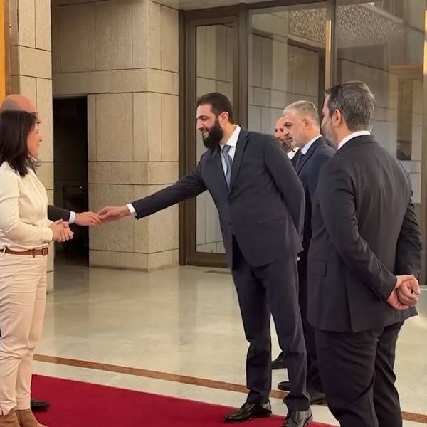 Außenministerin Annalena Baerbock (Bündnis 90/ Die Grünen) trifft sich mit dem neuen syrischen Machthaber Ahmed al-Scharaa. Verdeckt rechts neben ihr steht ihr französischer Amtskollege Jean-Noël Barrot, dem al-Scharaa – im Gegensatz zu Baerbock – die Hand gibt.