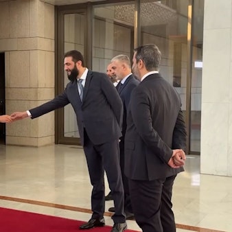 Außenministerin Annalena Baerbock (Bündnis 90/ Die Grünen) trifft sich mit dem neuen syrischen Machthaber Ahmed al-Scharaa. Verdeckt rechts neben ihr steht ihr französischer Amtskollege Jean-Noël Barrot, dem al-Scharaa – im Gegensatz zu Baerbock – die Hand gibt.