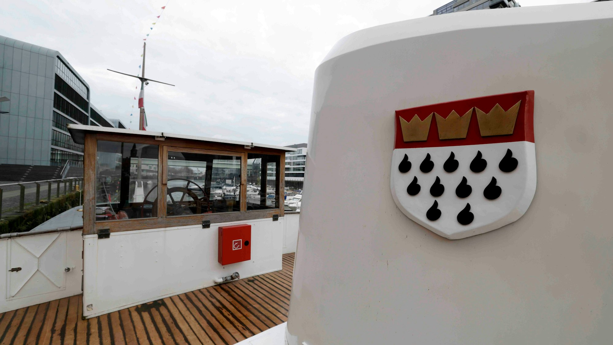 Das große Stadtwappen ziert das historische Ratsschiff „MS Stadt Köln“.