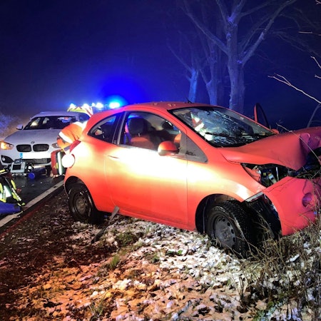 Frontal gegen einen Baum stieß am Samstagfrüh eine 20-jährige Reichshoferin mit ihrem Pkw in Wiehl-Brächen.