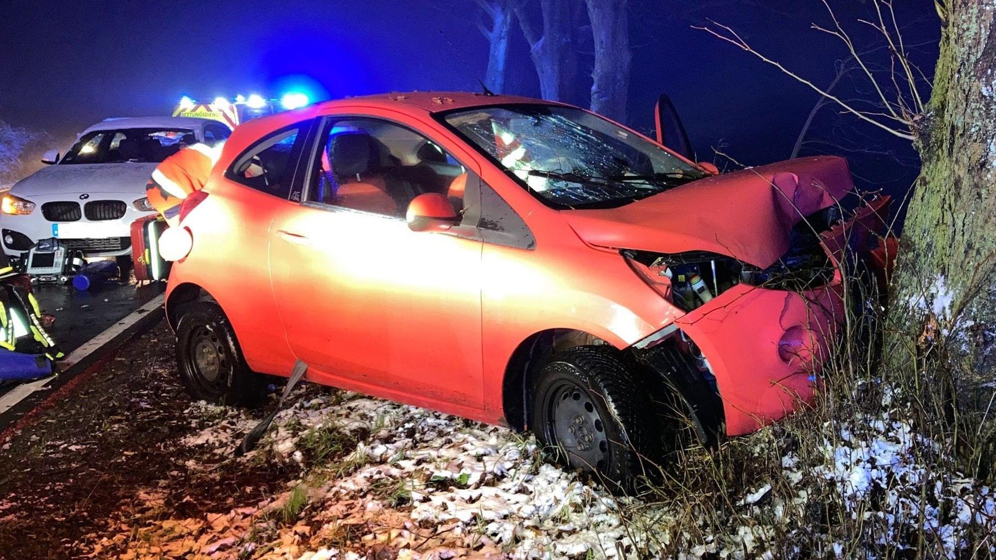 Frontal gegen einen Baum stieß am Samstagfrüh eine 20-jährige Reichshoferin mit ihrem Pkw in Wiehl-Brächen.