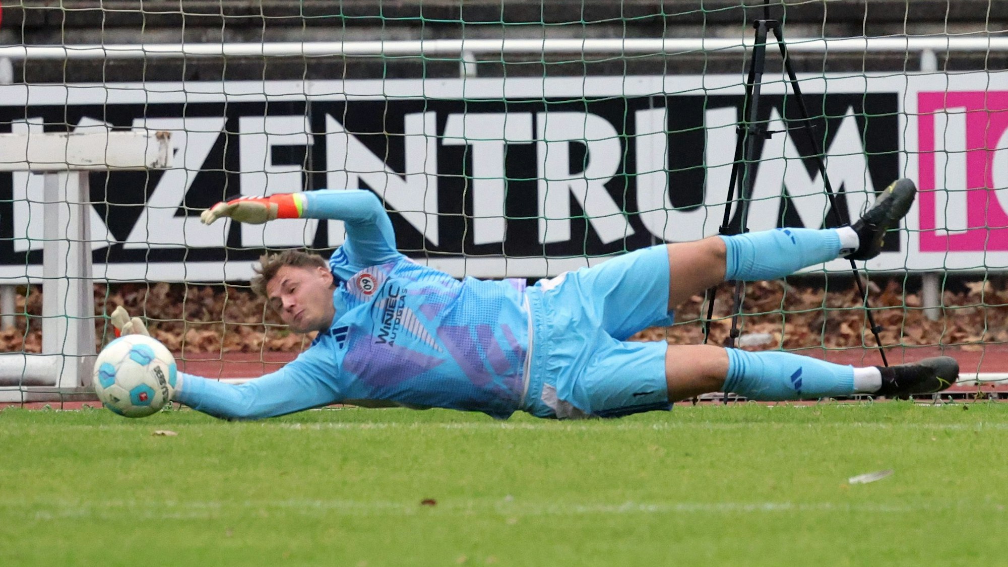 Hasenbein pariert einen Torschuss