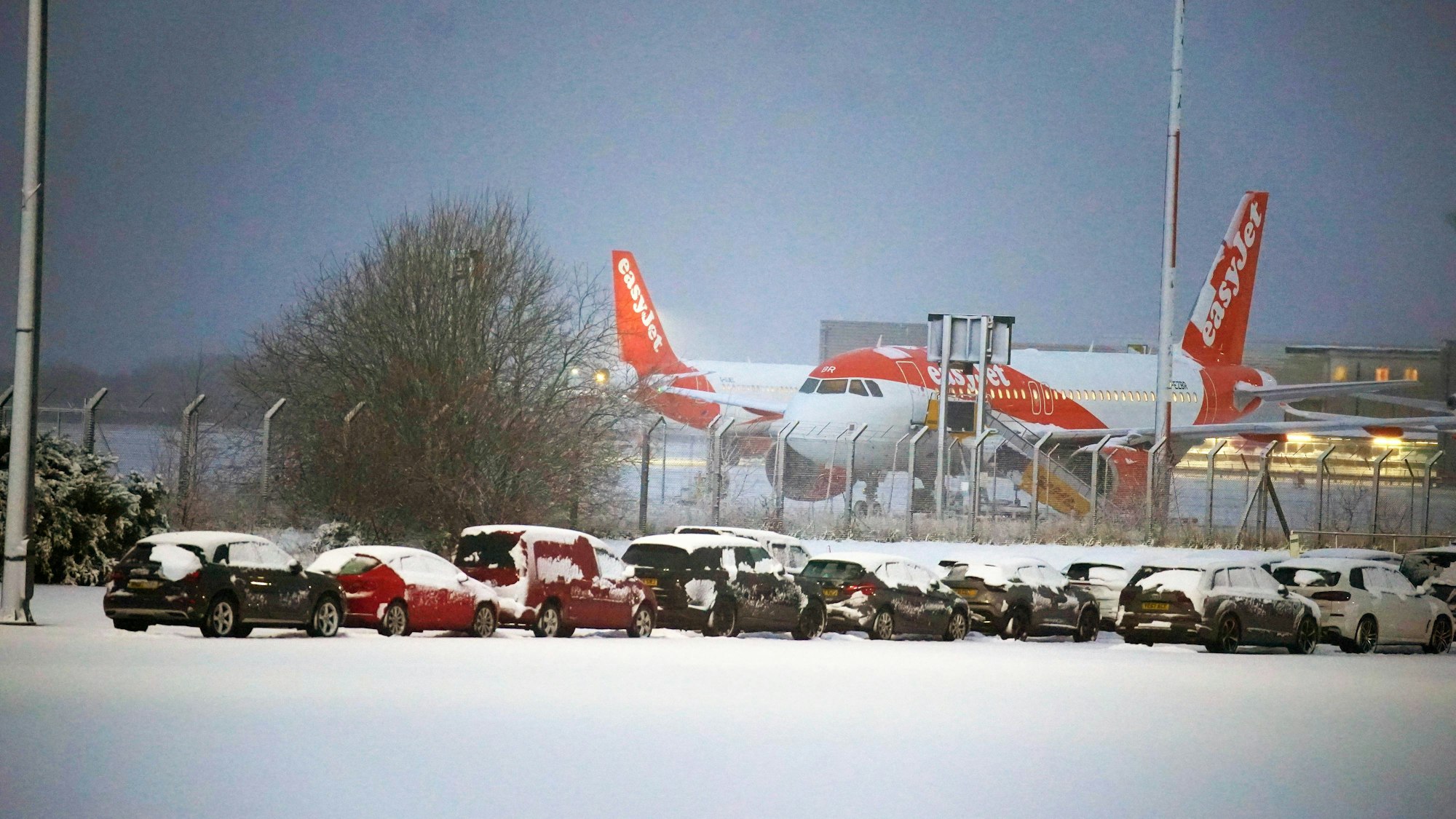 Flugzeuge stehen am Liverpooler John Lennon Flughafen. Ungemütliches Winterwetter hat in Großbritannien zu Stromausfällen, Verkehrsunfällen und Flugstreichungen geführt.