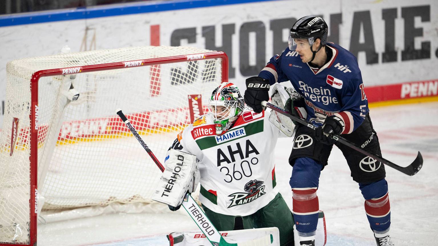 Überragend: Augsburgs Torwart Strauss Mann stoppt auch in dieser Szene die Kölner Haie mit Stürmer Louis-Marc Aubry.