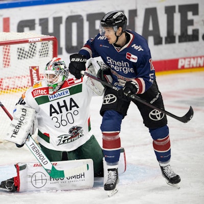 Überragend: Augsburgs Torwart Strauss Mann stoppt auch in dieser Szene die Kölner Haie mit Stürmer Louis-Marc Aubry.