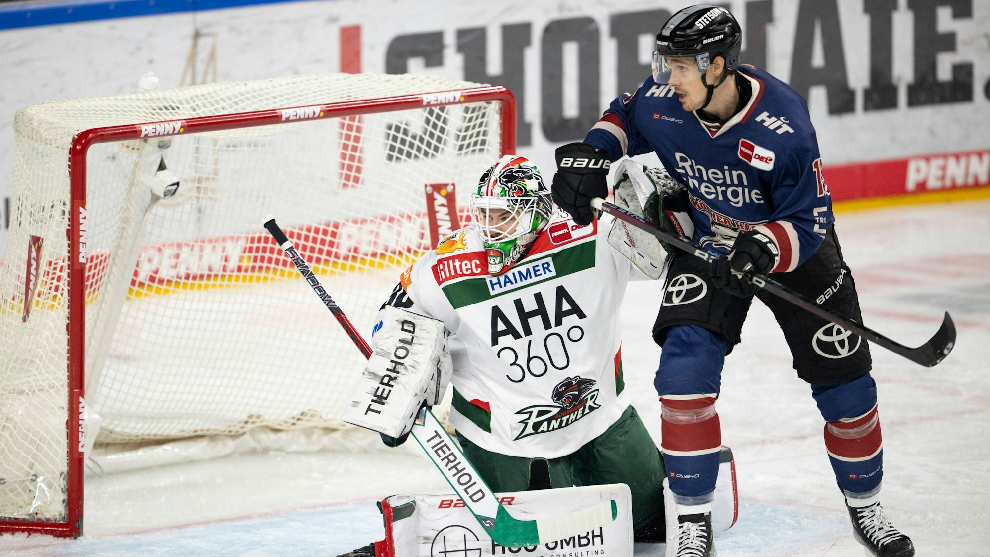Überragend: Augsburgs Torwart Strauss Mann stoppt auch in dieser Szene die Kölner Haie mit Stürmer Louis-Marc Aubry.