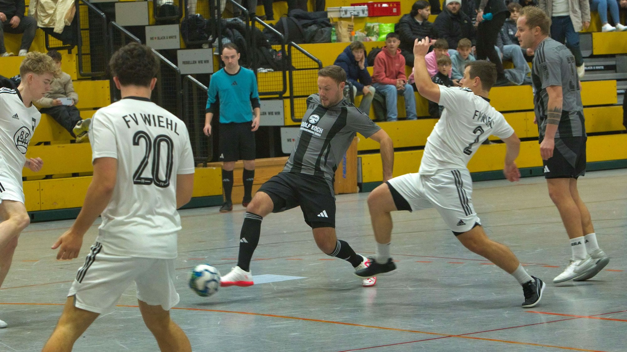 Spielszene aus dem Hallenfußball