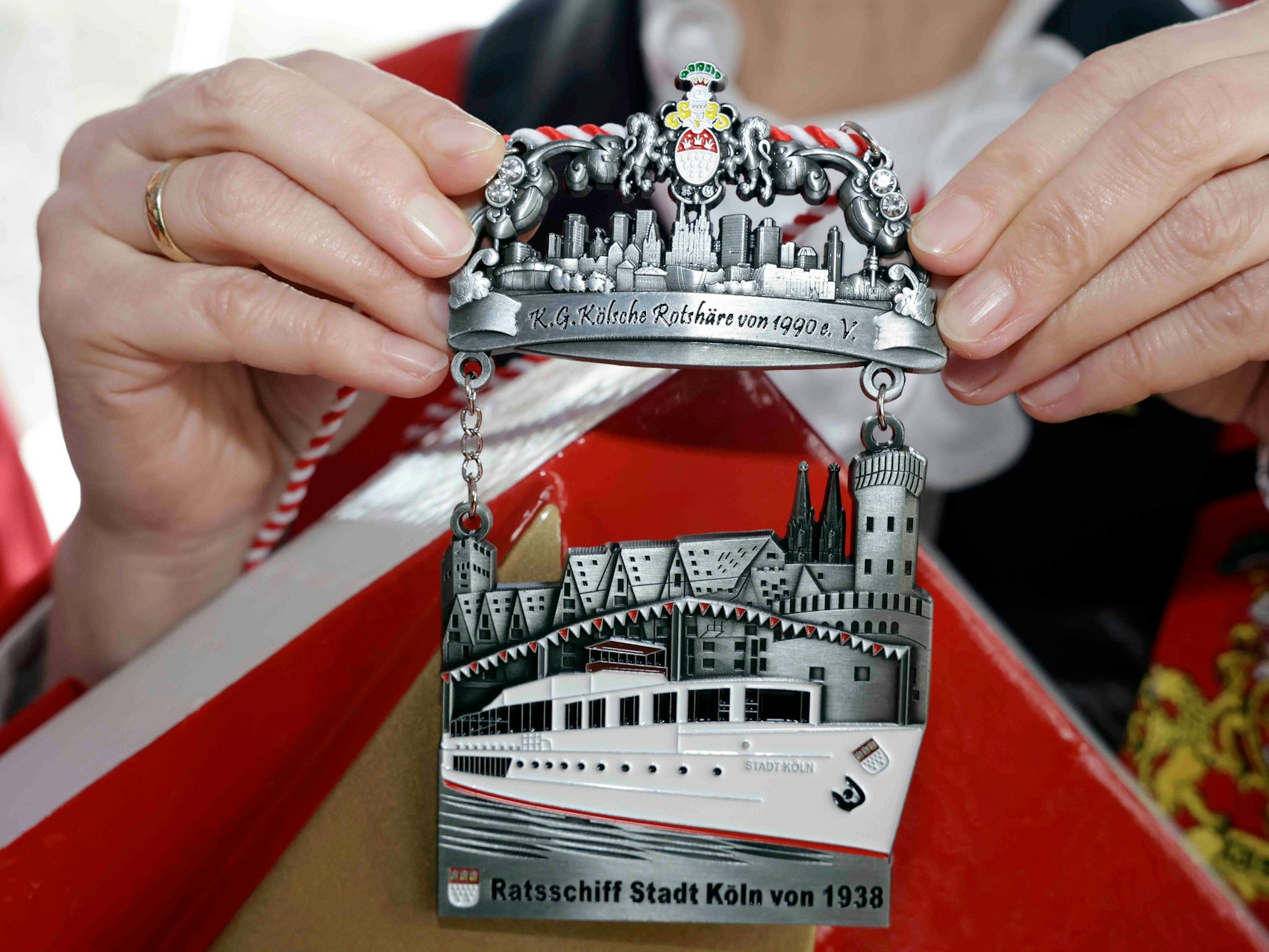 Der neue Sessionsorden der KG Kölsche Rotshäre von 1990 zeigt das historische Ratsschiff MS Stadt Köln.