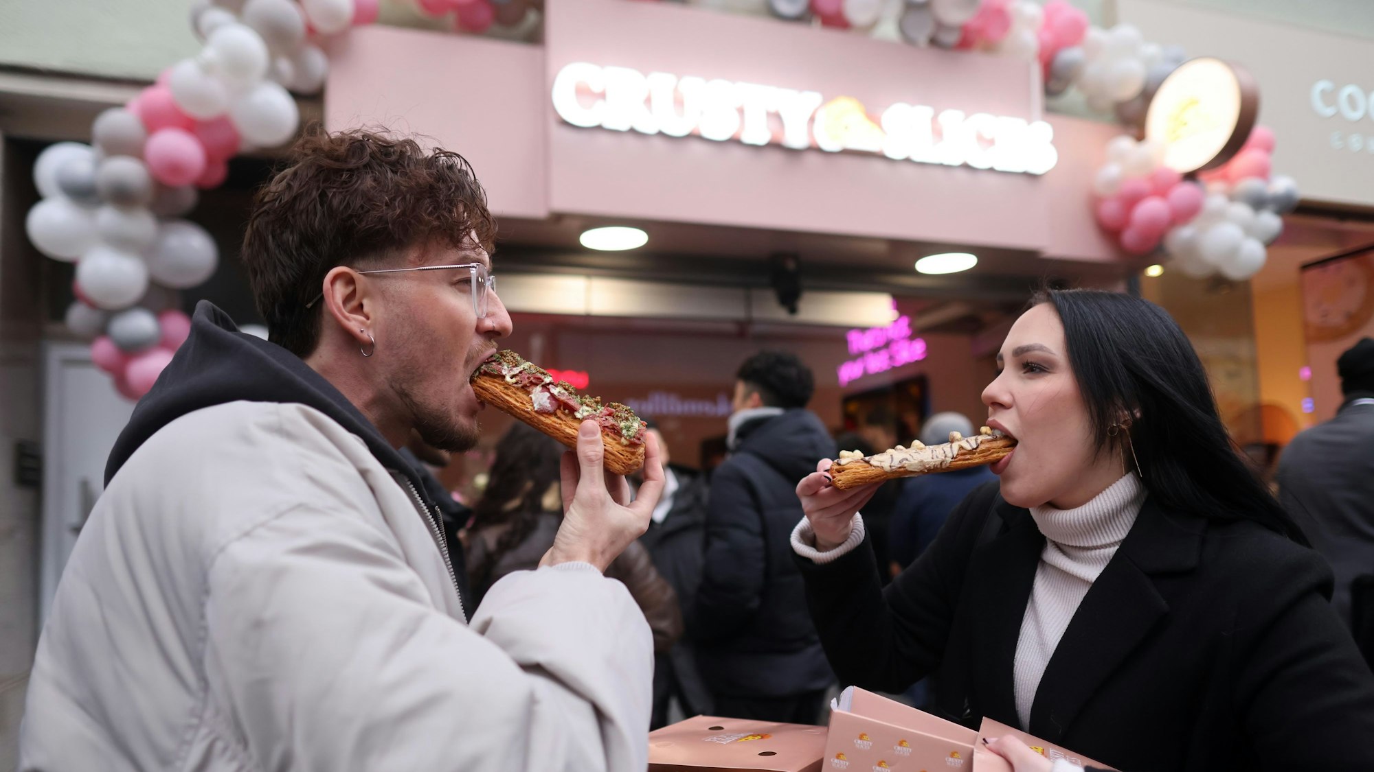 Lange Schlangen bildeten sich bereits am ersten Wochenende bei Crusty Slices auf der Ehrenstraße.