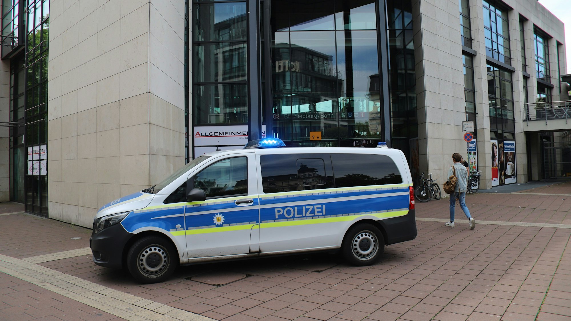 Ein Polizeifahrzeug steht vor dem Bahnhof Siegburg.