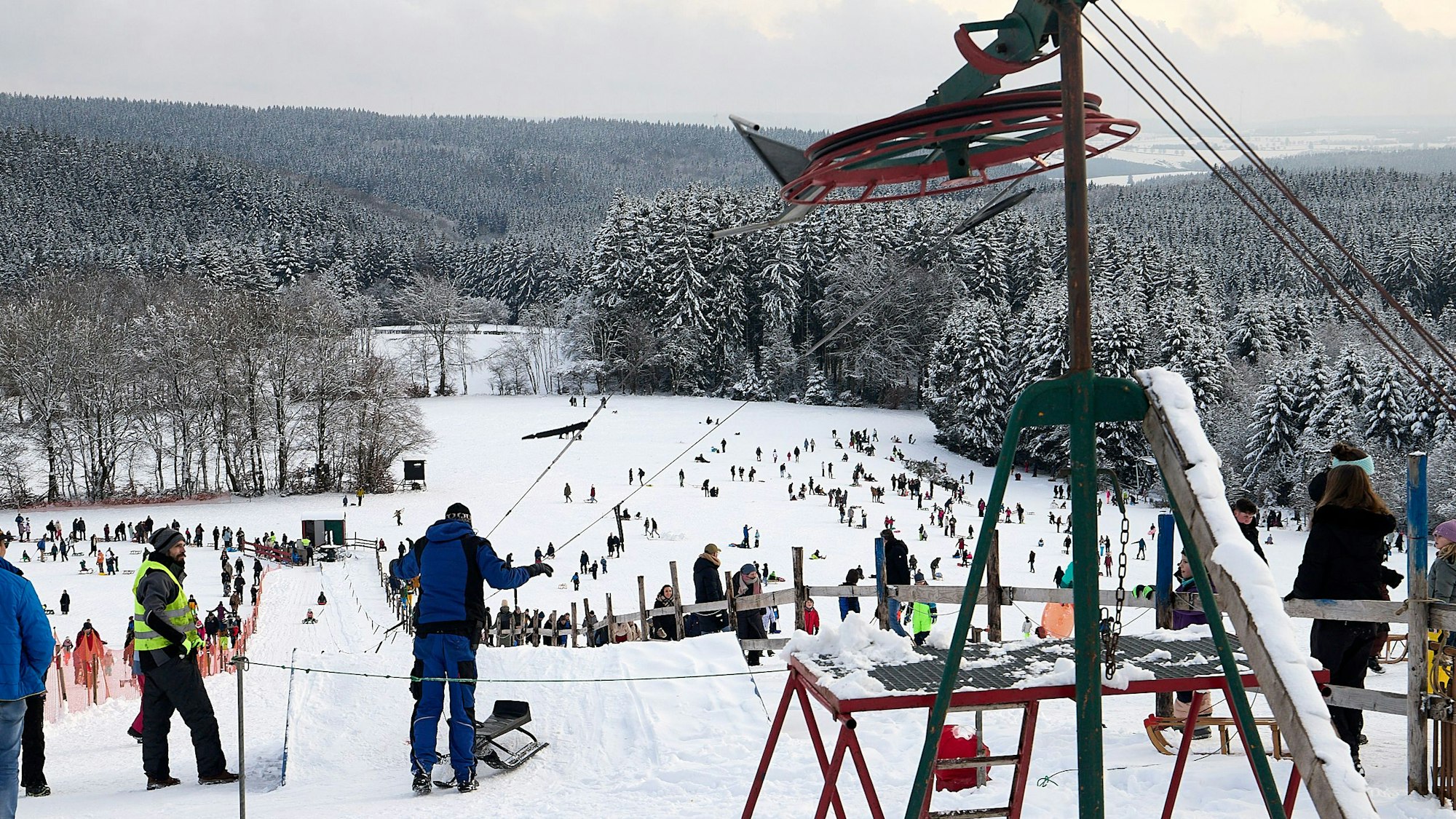 Blick auf den gut gefüllten Hang neben dem Rodellift.