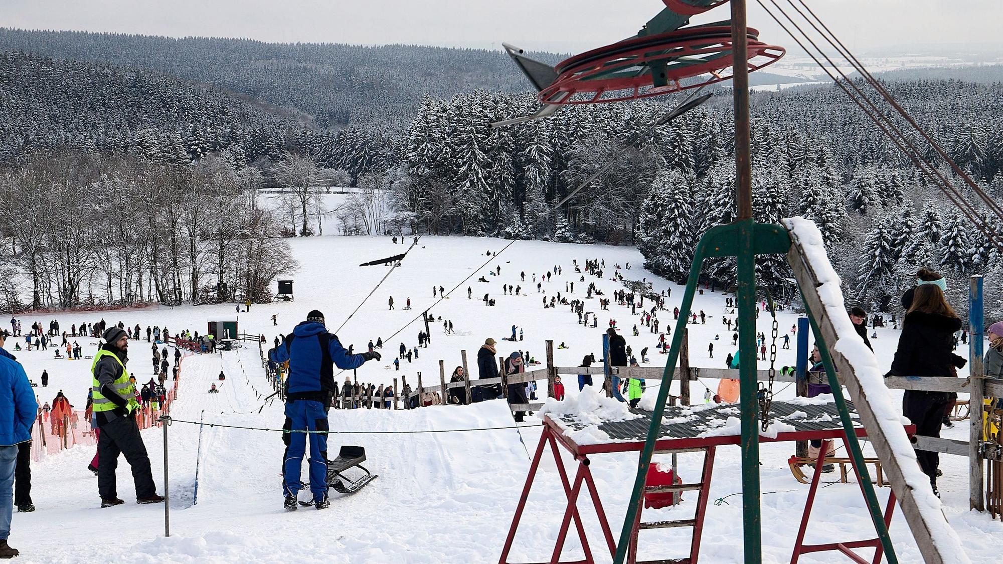 Am Weißen Stein bei Hellenthal-Udenbreth liegt Schnee, es ist ein Rodellift in Betrieb.