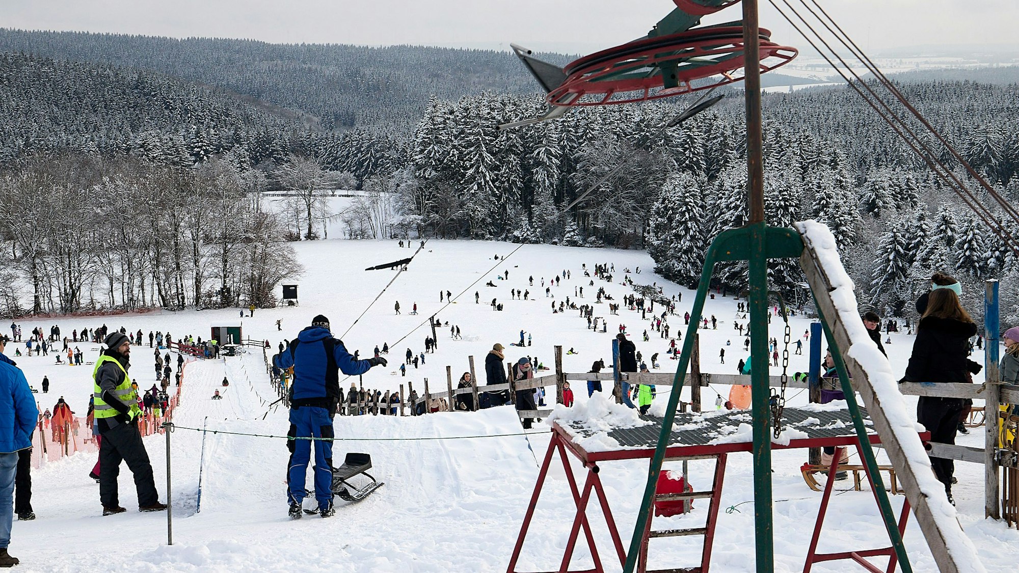 Am Weißen Stein bei Hellenthal-Udenbreth liegt Schnee, es ist ein Rodellift in Betrieb.