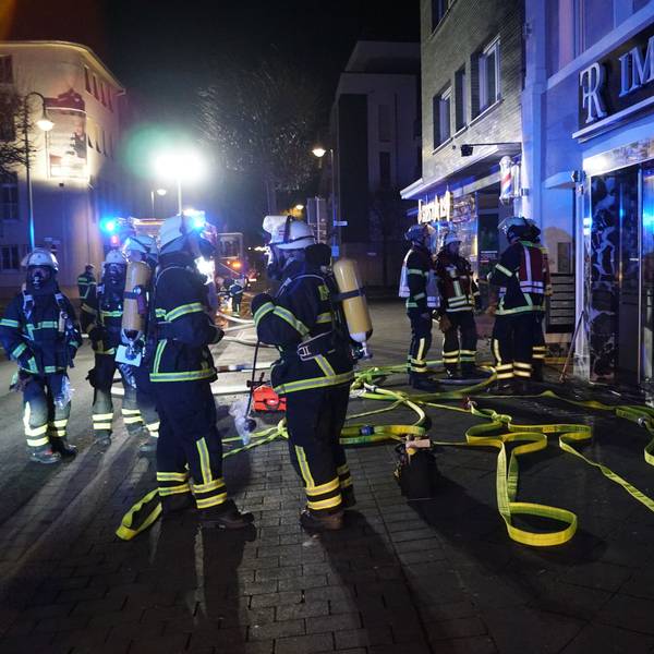 Das Bild zeigt einige Feuerwehrleute bei diesem Einsatz.