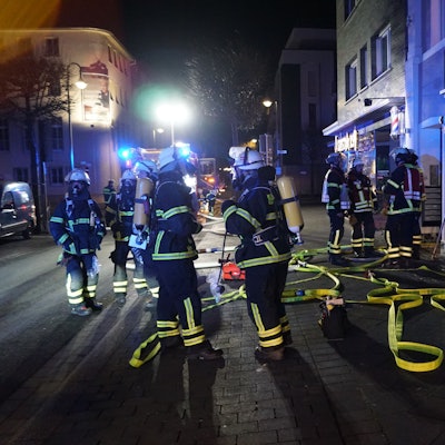 Das Bild zeigt einige Feuerwehrleute bei diesem Einsatz.