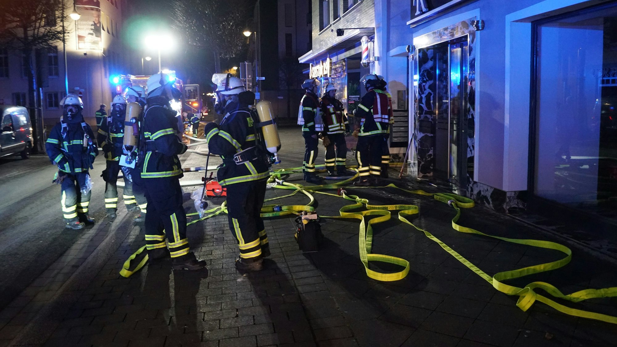 Das Bild zeigt einige Feuerwehrleute bei diesem Einsatz.