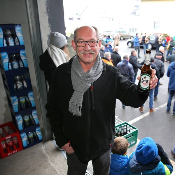Joachim Frommold prostet mit einer Flasche Kölsch in die Kamera.