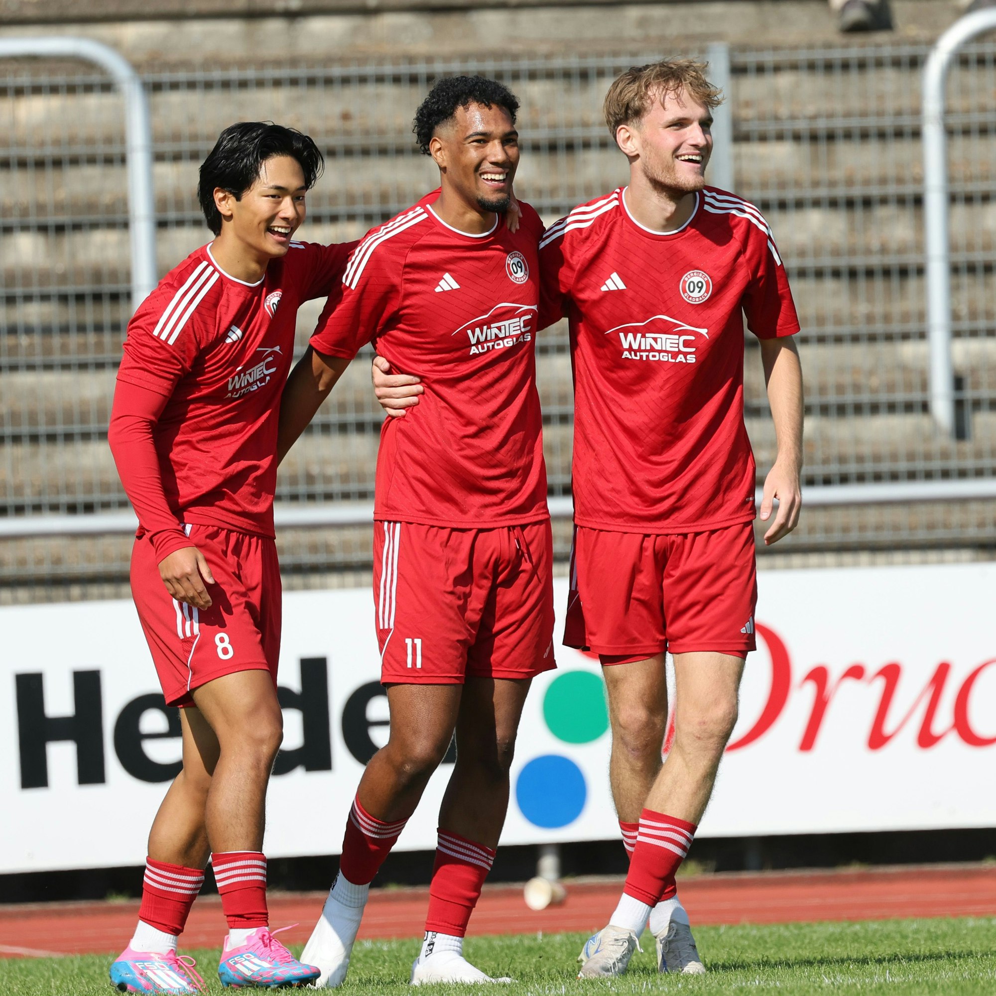 Nam Ju Lee, Tackie Sai und Finn Stromberg jubeln gemeinsam