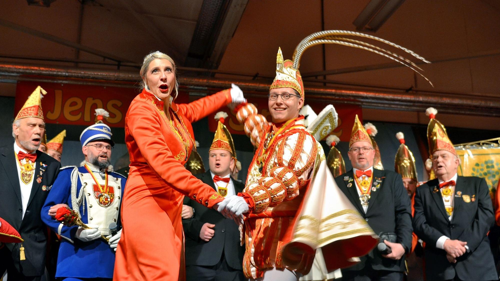 Prinz Jens I. und Prinzessin Simone I. tanzen zusammen auf der Bühne.