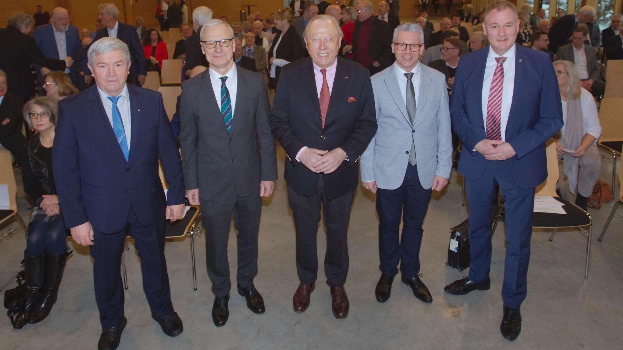 Beim Empfang, von links: CDU-Fraktionschef Hans Schmitz, Bürgermeister Georg Ludwig, Moderator Werner Sülzer, CDU-Chef und Bürgermeisterkandidat Sven Engelmann, Bundestagsabgeordneter Carsten Brodesser.
