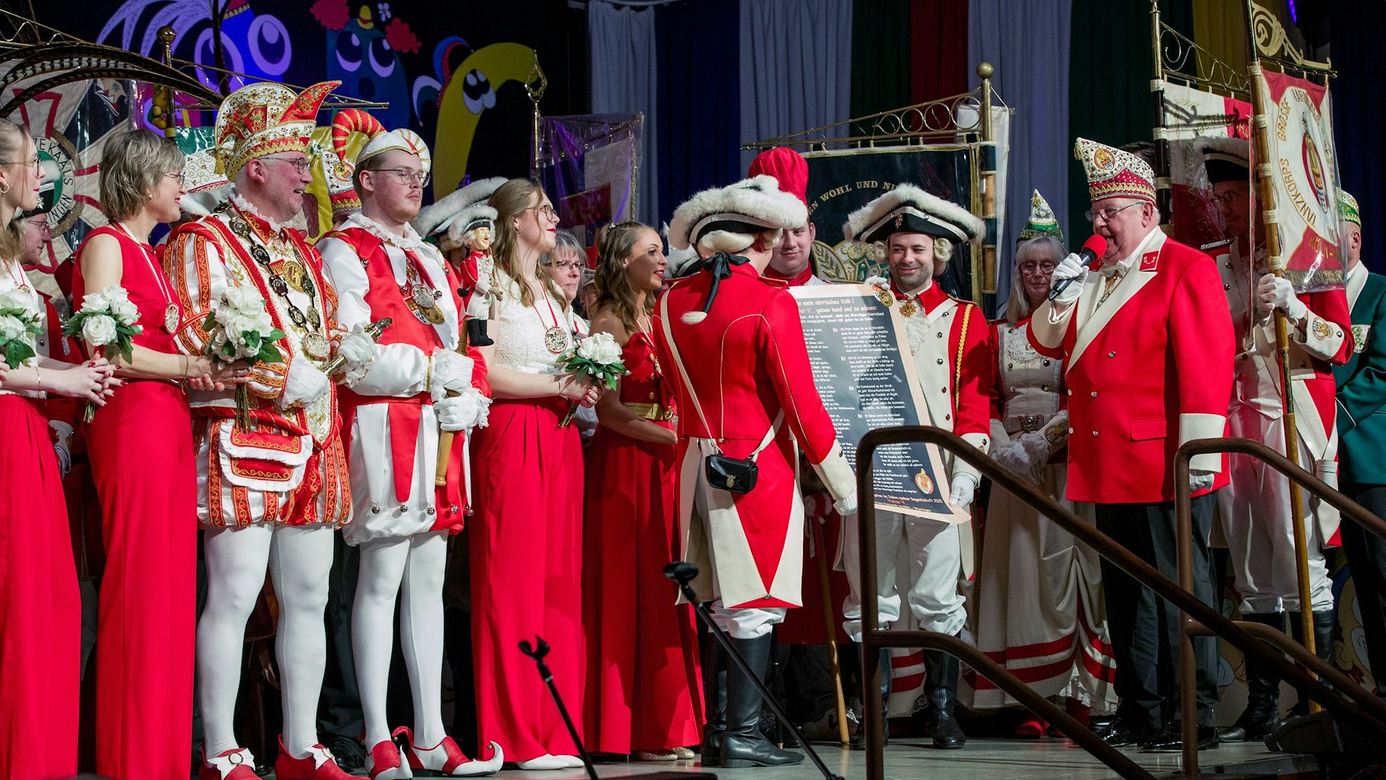 Vortrag der elf närrischen Gebote durch Ehrenzugleiter und Ehrenrat des Festkomitees Worringer Karneval, Paul-Heinz Wirtz (r.)