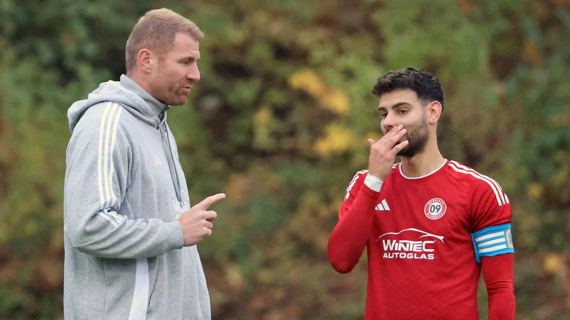 Lukas Sinkiewicz (links) im Gespräch mit Kapitän Claudio Heider.