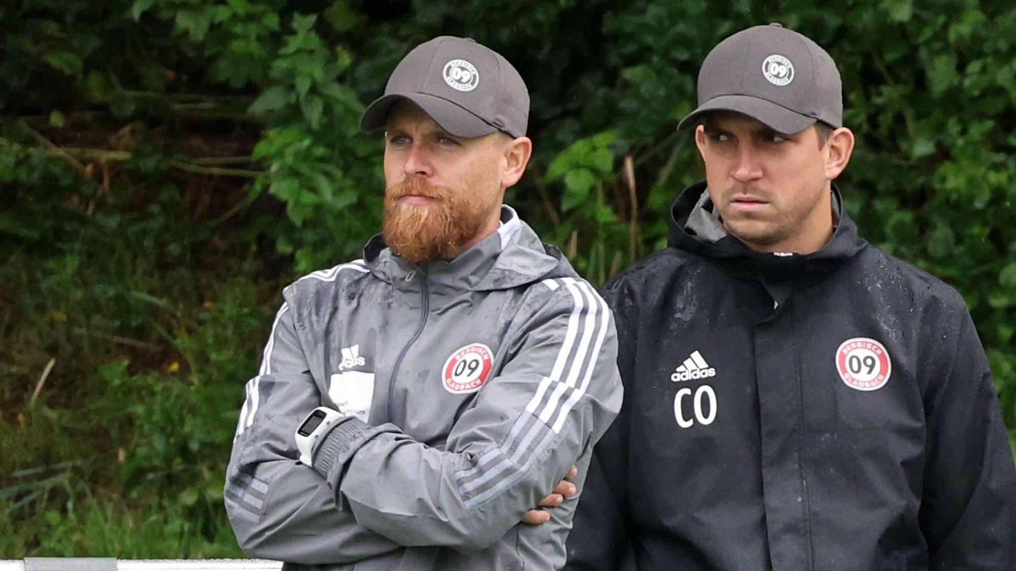 Mike Wunderlich und Andreas Dreiner stehen am Spielfeldrand.