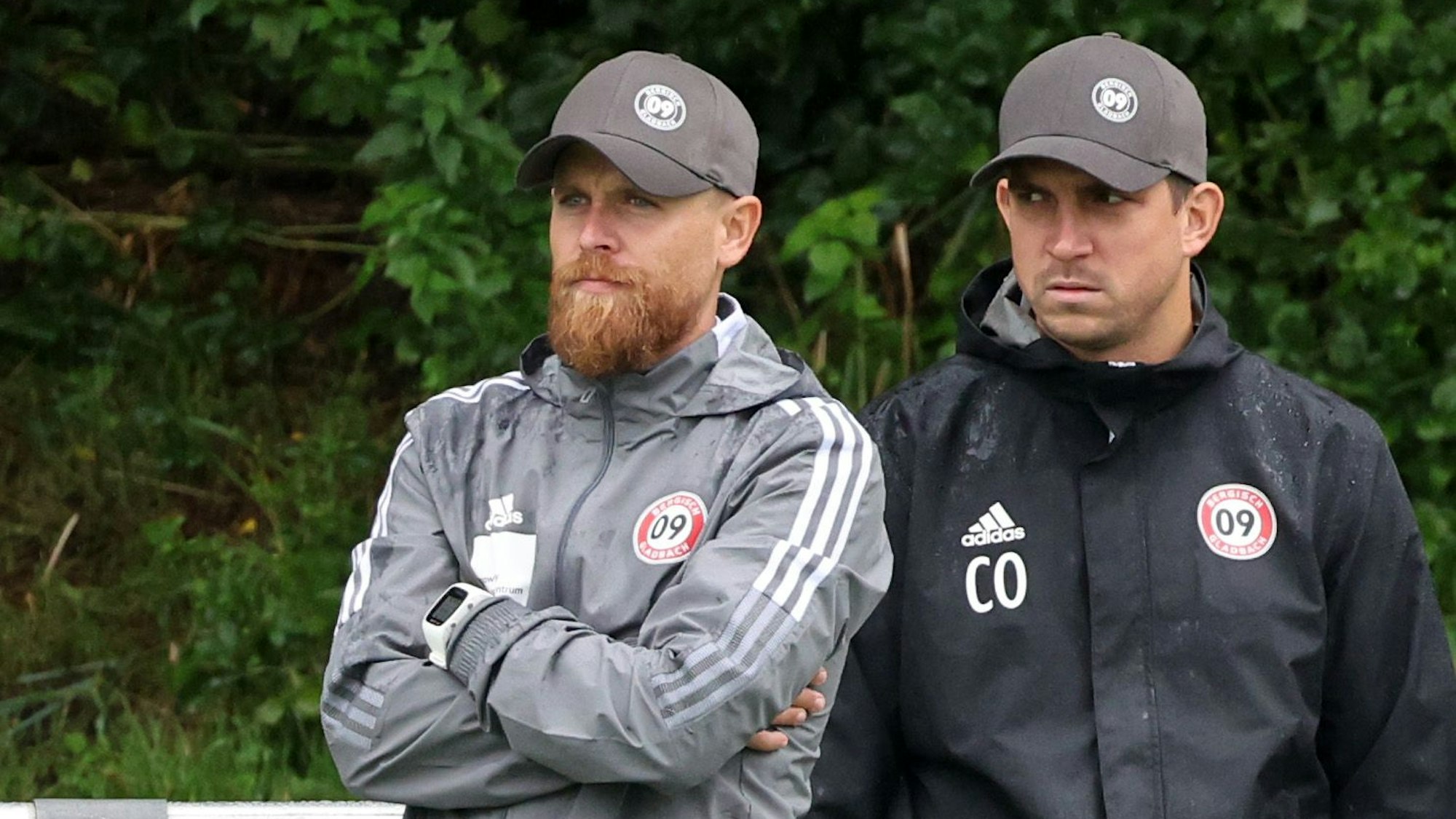 Mike Wunderlich und Andreas Dreiner stehen am Spielfeldrand.