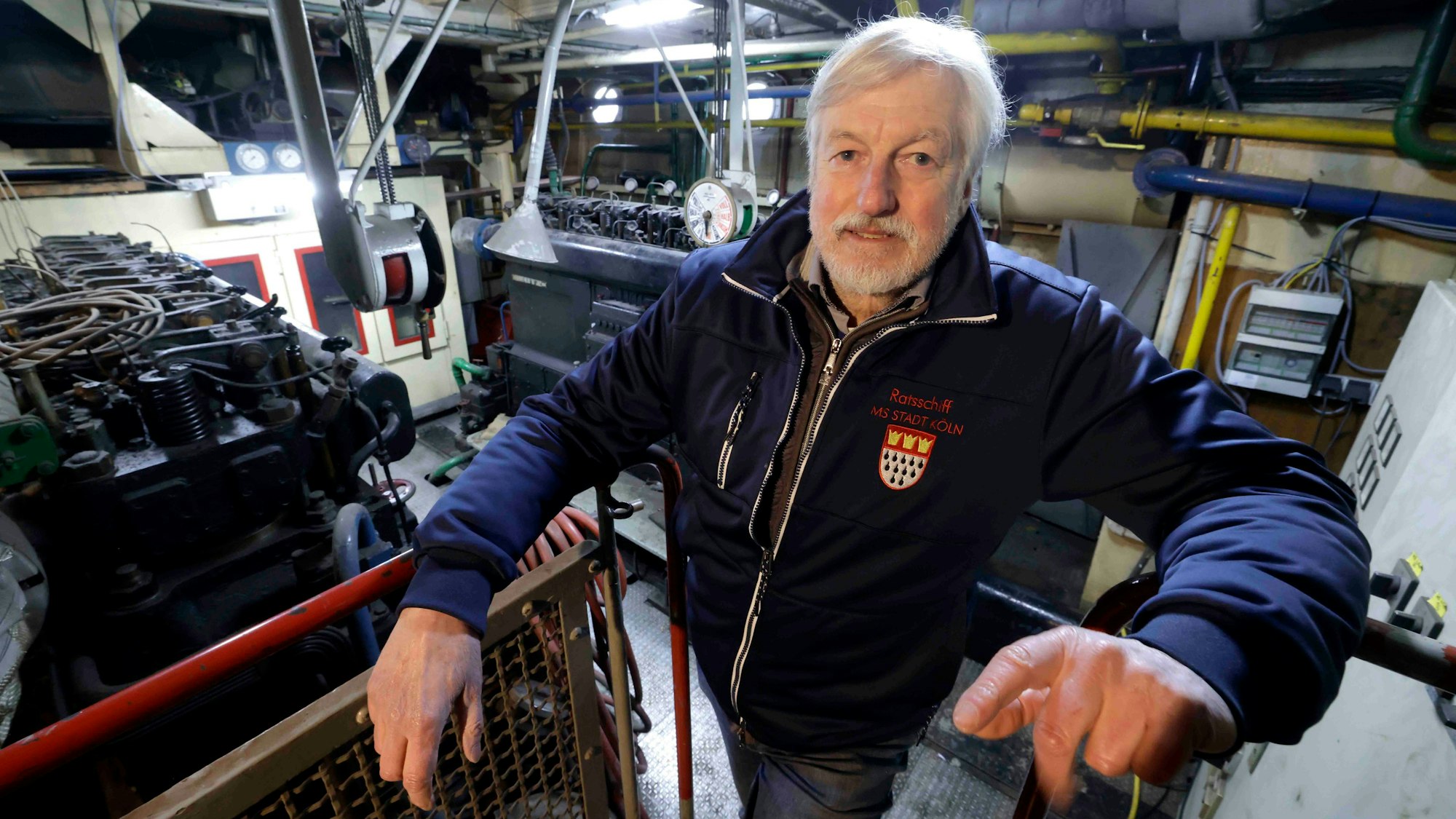 Stephan von Wahl vom Förderverein im Maschinenraum des Denkmals.