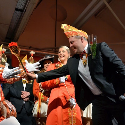 Bürgermeister Sacha Reichelt überreicht  Prinz Jens I. und Prinzessin Simone I. das närrische Zepter.