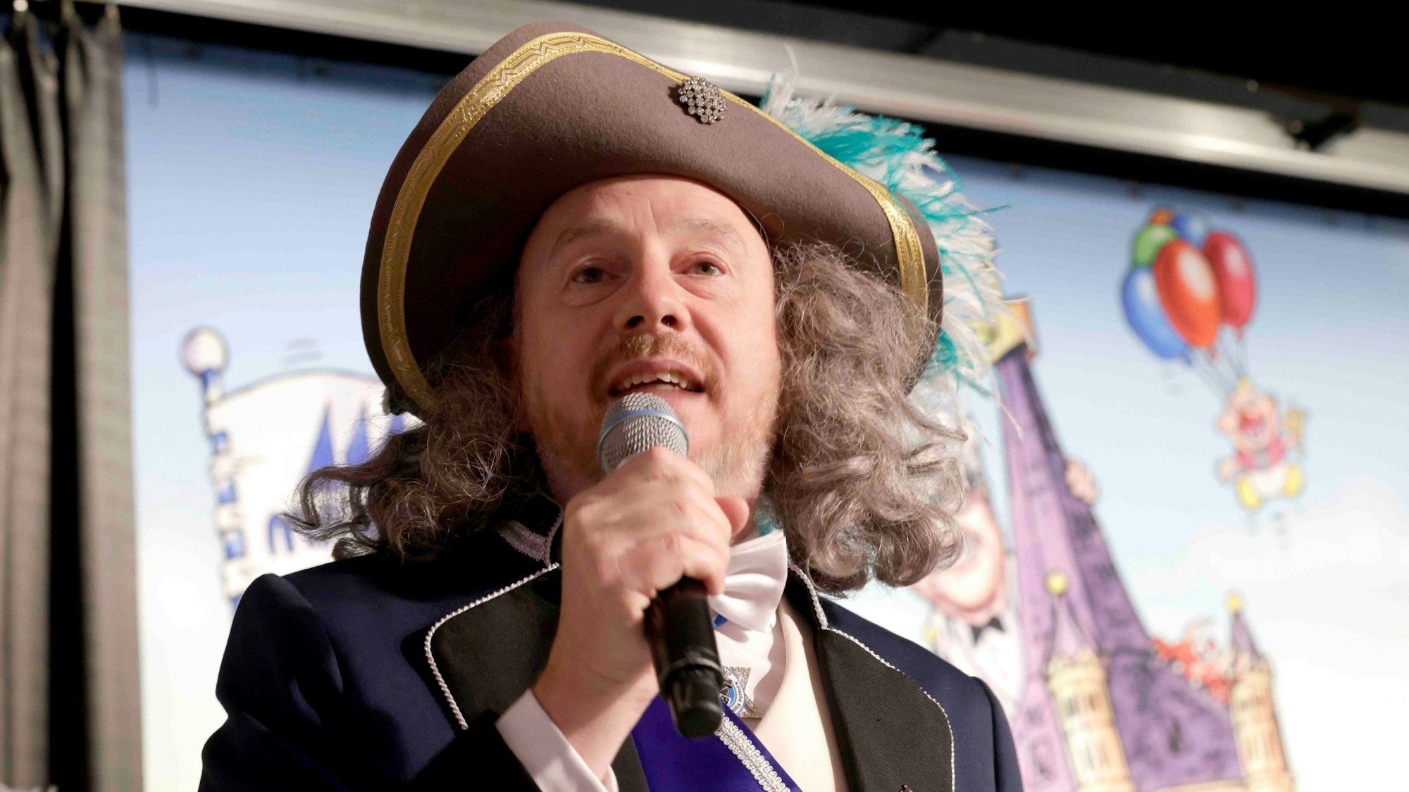 Ein Glückwunsch zum Jubiläum: Präsident Aaron Knappstein mit Hut und Haar von Jan von Werth.