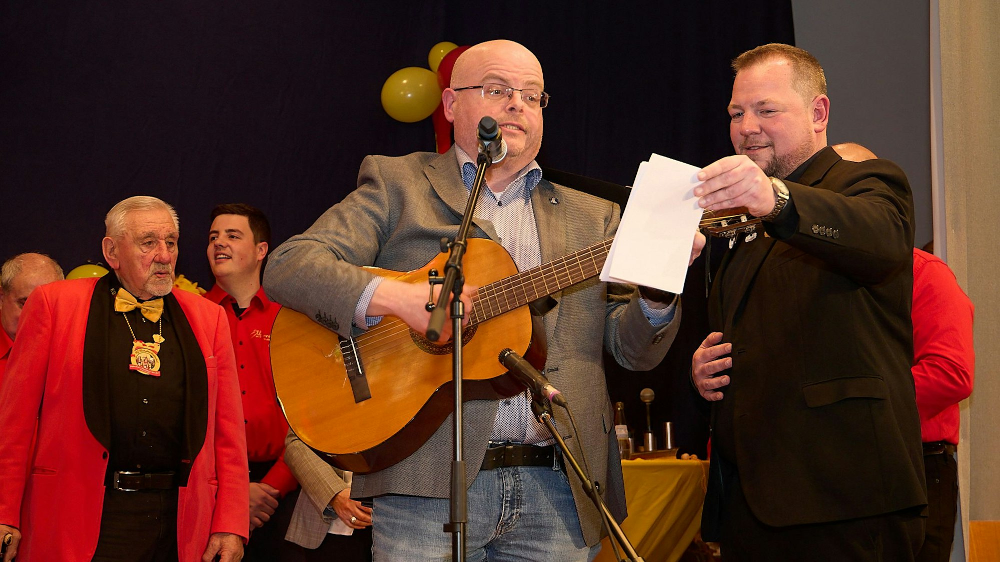 Die beiden Pfarrer bei ihrem Vortrag, den Oliver Joswig mit der Gitarre begleitet.