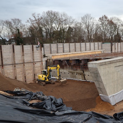 Ein Brückenteil an einer Autobahn.