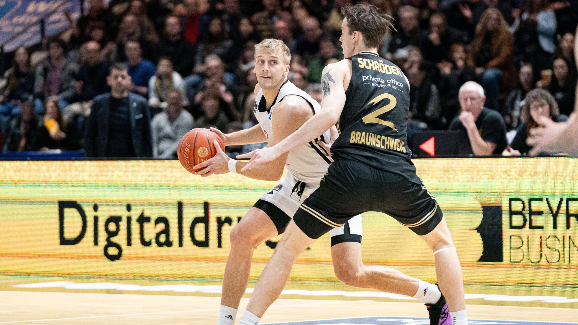 Bonns Sam Griesel (links) schützt den Ball lehrbuchmäßig gegen den Braunschweiger Benny Schröder.
