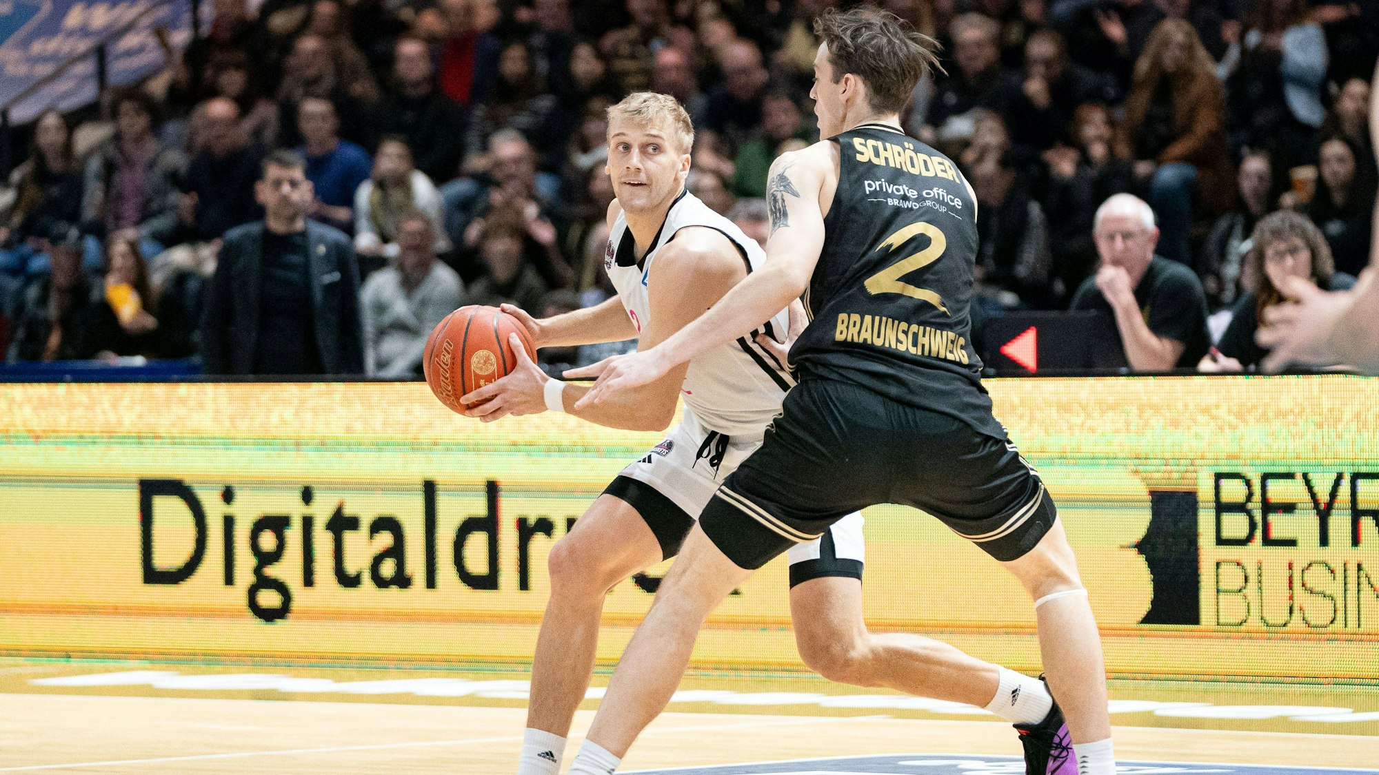 Bonns Sam Griesel (links) schützt den Ball lehrbuchmäßig gegen den Braunschweiger Benny Schröder.
