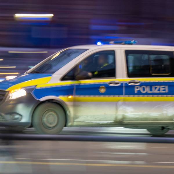 Ein Polizeiauto fährt mit Blaulicht zu einem Einsatz.
