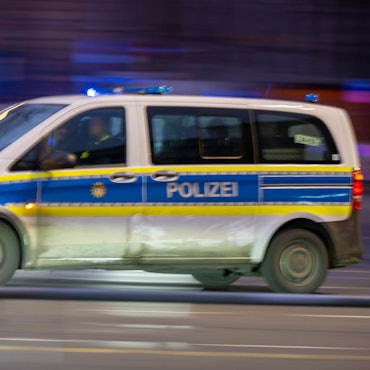Ein Polizeiauto fährt mit Blaulicht zu einem Einsatz.