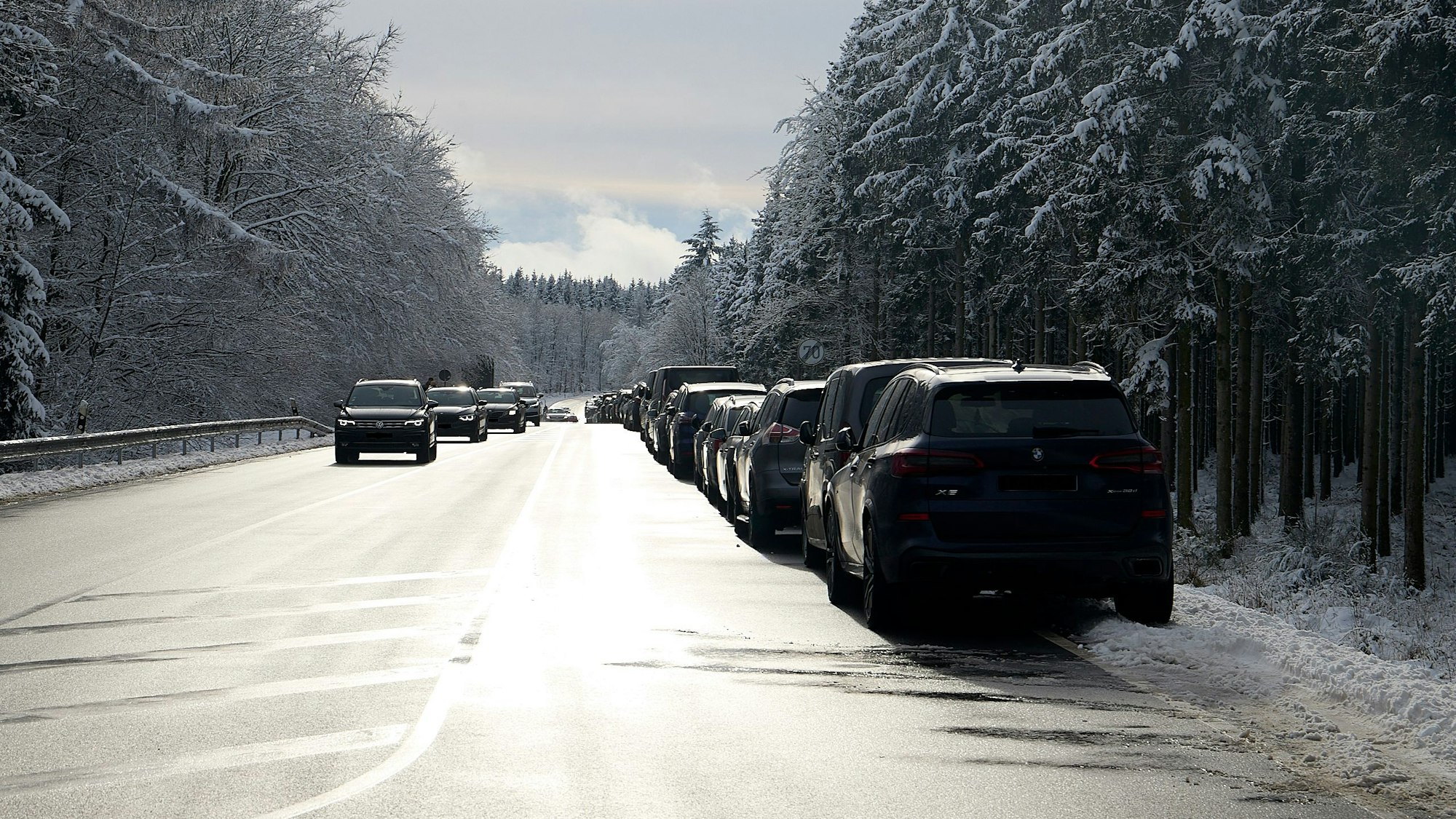 Autos parken am Rand der Bundesstraße am Weißen Stein.