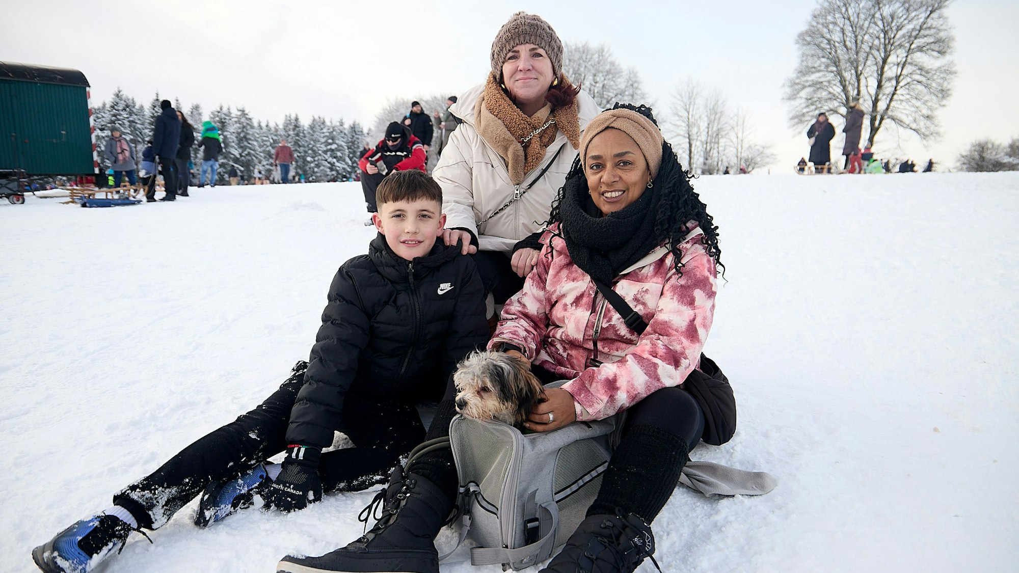 Die Gruppe auf dem Rodelhang.