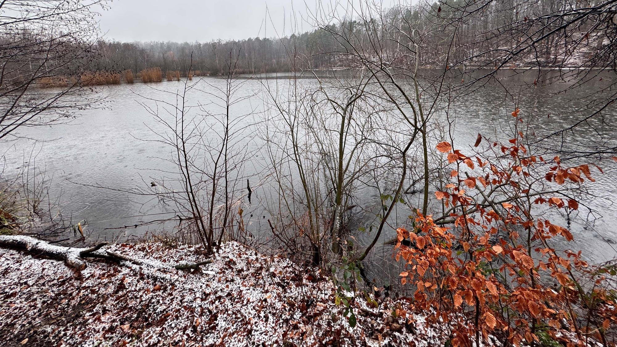 Eine idyllische Seenlandschaft mit Schnee.
