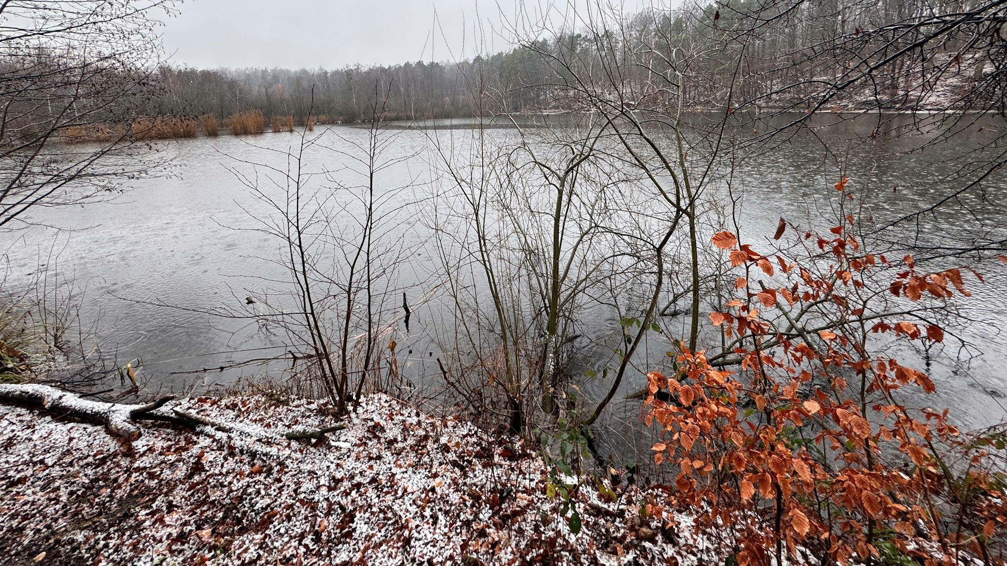 Eine idyllische Seenlandschaft mit Schnee.