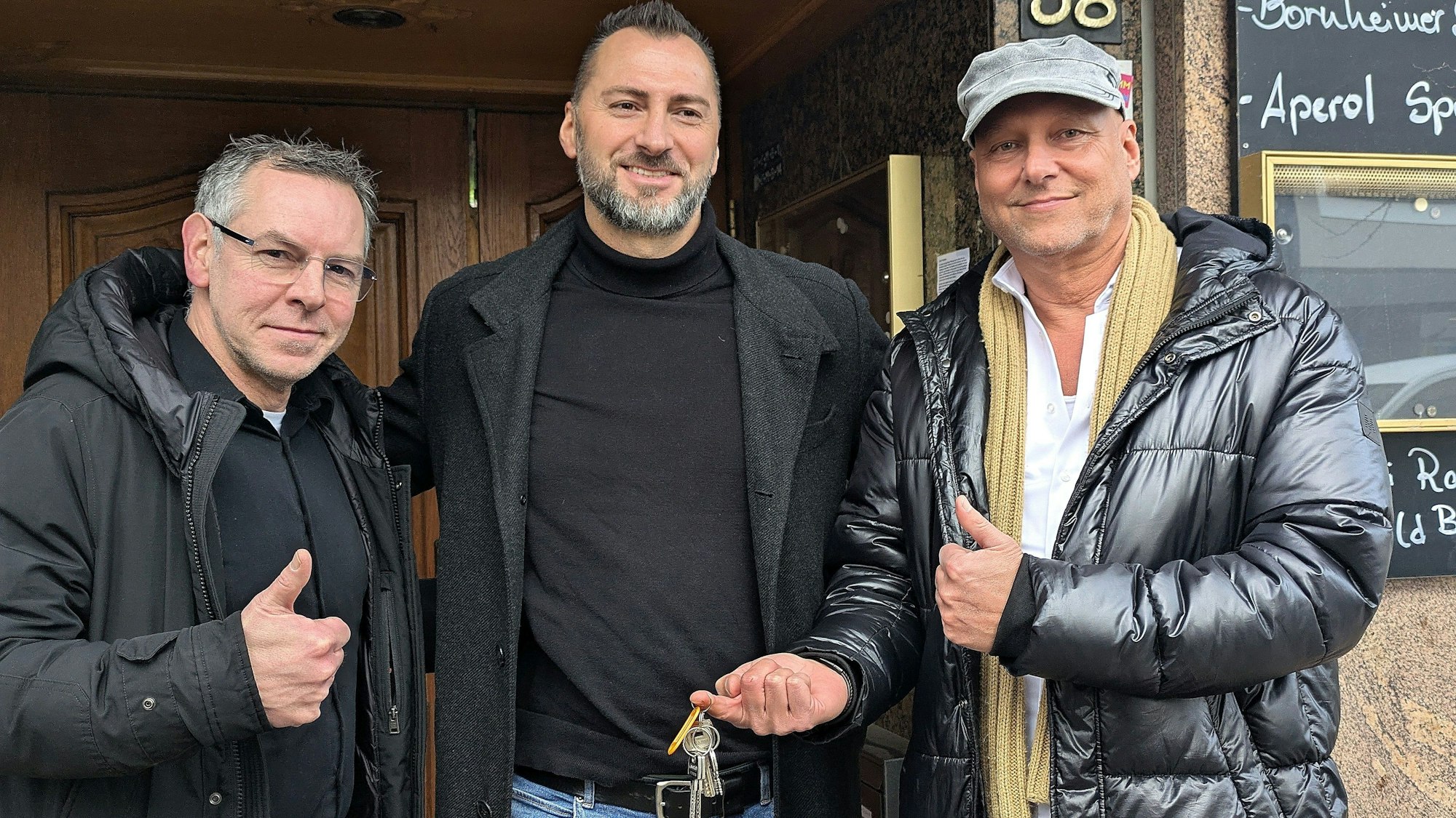 Die beiden neuen Eigentümer André Bagala (links) und Lothar Urfey (rechts) übergeben den Schlüssel offiziell an den neuen Pächter Xhafer Mernica (Mitte).