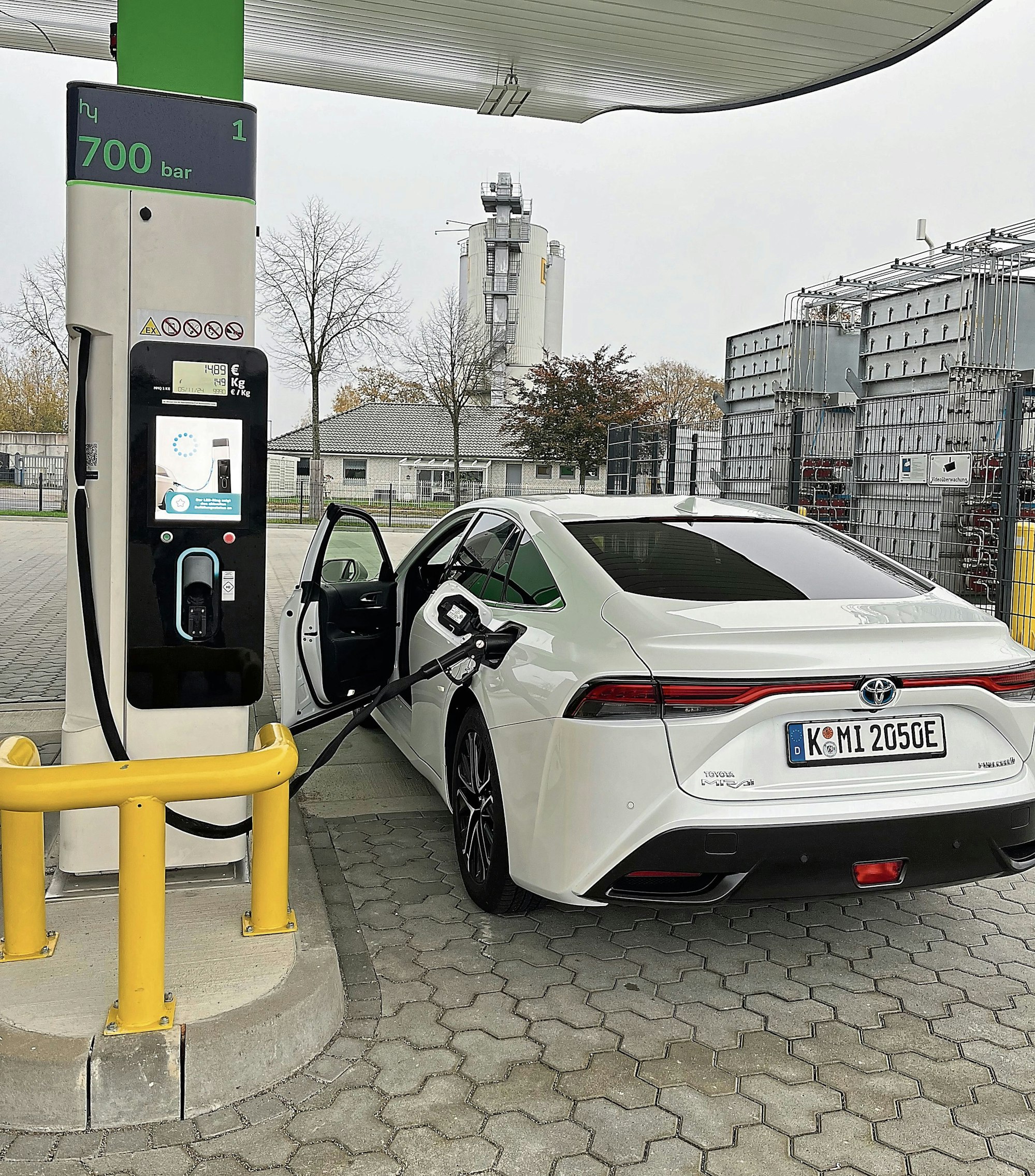 Tankstopp in Neumünster: Das Nachfüllen dauert nur zwei Minuten – doch es fehlt noch flächendeckend an Tankstellen.