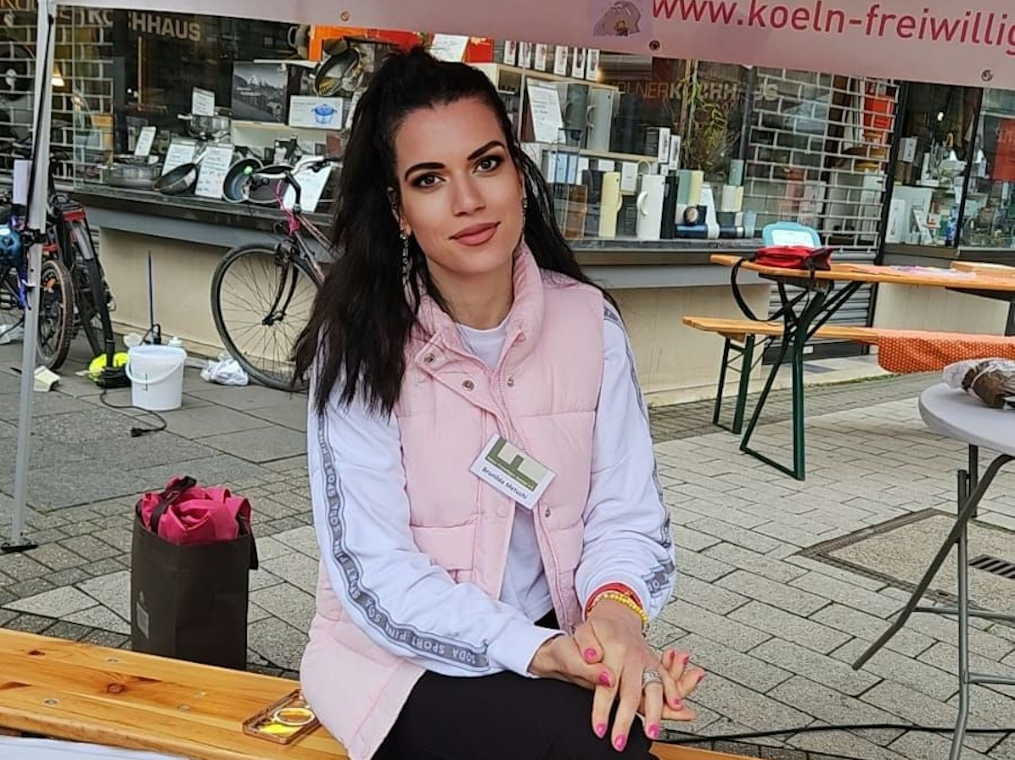 Am Infostand: Brunhilde Metushi.