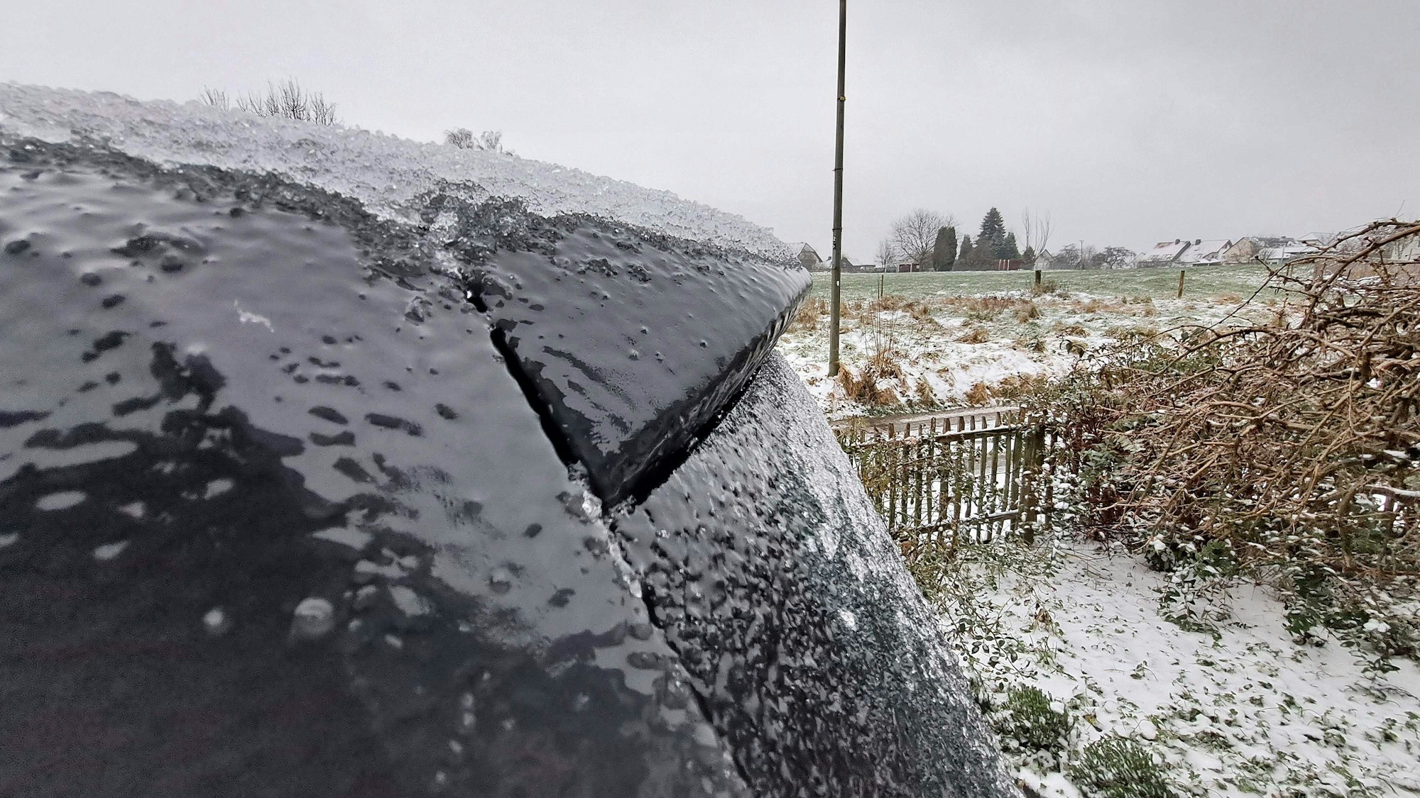 Eispanzer überzog manches Auto in höheren Lagen des Rheinisch-Bergischen Kreises am frühen Sonntagmorgen.